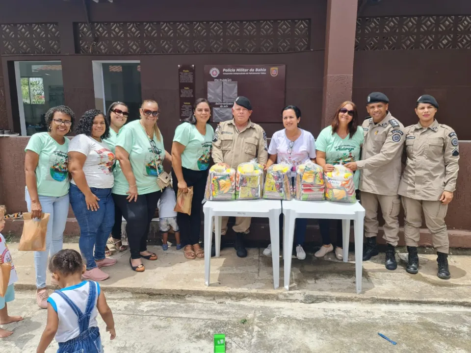 Em meio à visita dos militares, os pequenos puderam conhecer o quartel