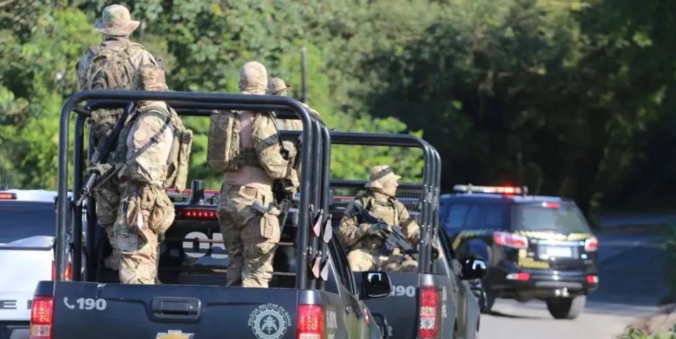 Bairro virou palco de operações e conflitos no último mês