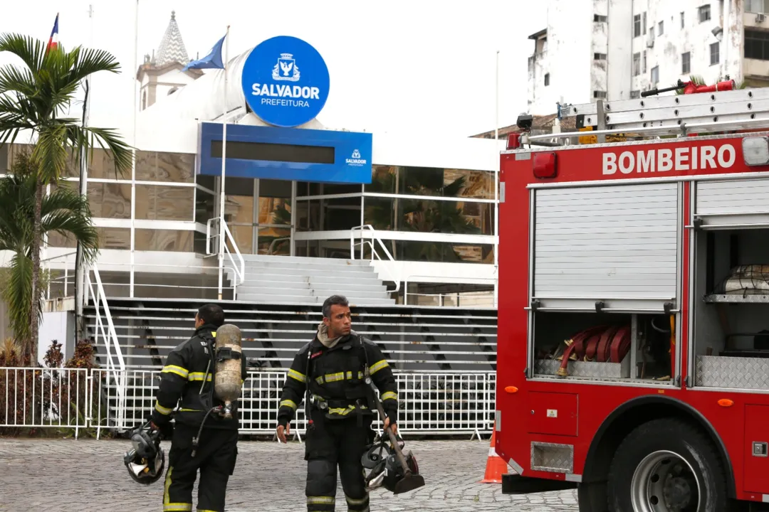 O Corpo de Bombeiros está no local