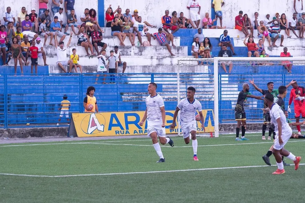 Seleção de Serrinha comemorando gol