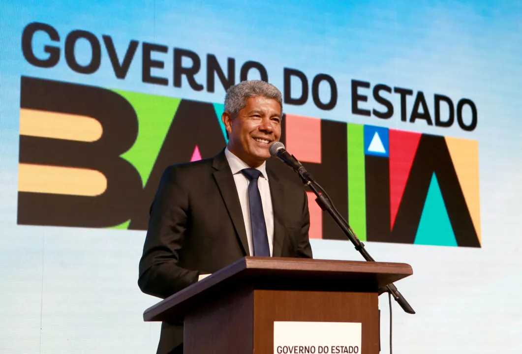 COLINA ANOTA BAHIA 
Teatro
A ordem de serviço que autoriza o início das obras de requalificação do Teatro do Instituto de Radiodifusão Educativa da Bahia (Irdeb) foi assinada pelo governador Jerônimo Rodrigues, em Salvador. A cerimônia contou com a participação do diretor-geral do Irdeb, Flávio Gonçalves e da ex-primeira-dama da Bahia, Fátima Mendonça.
Na  foto o governador  Jerônimo Rodrigues
 Foto: Joá Souza/Divulgação
Data:19/06/2023