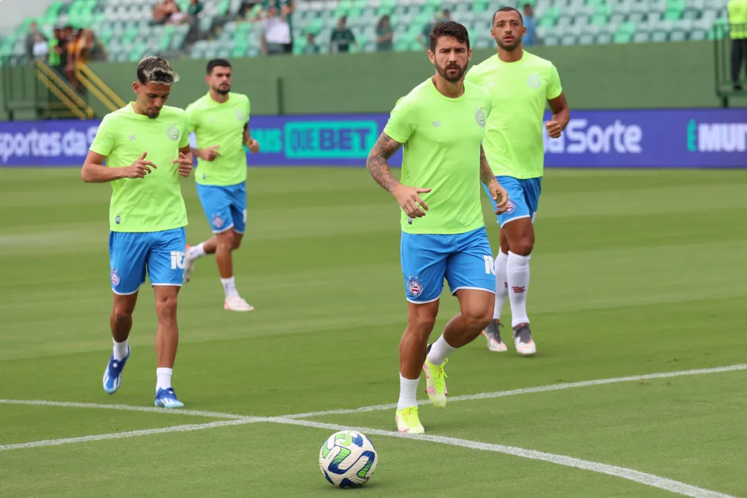 Jogadores do Bahia em aquecimento antes da partida contra o Goiás