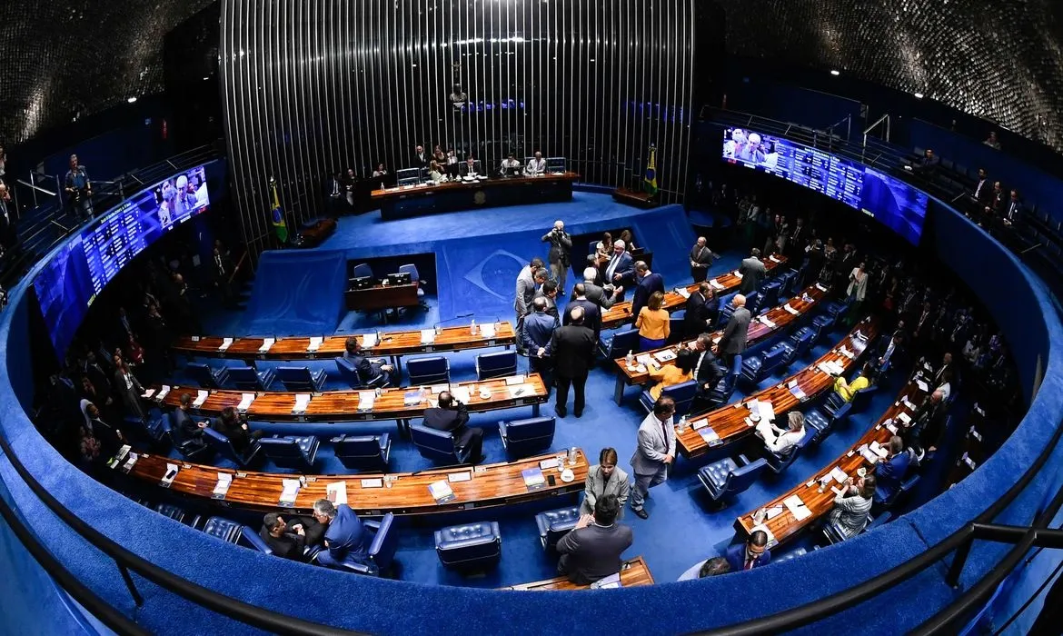 Por ser uma PEC, os senadores devem dar pelo menos 49 dos 81 votos para aprová-la