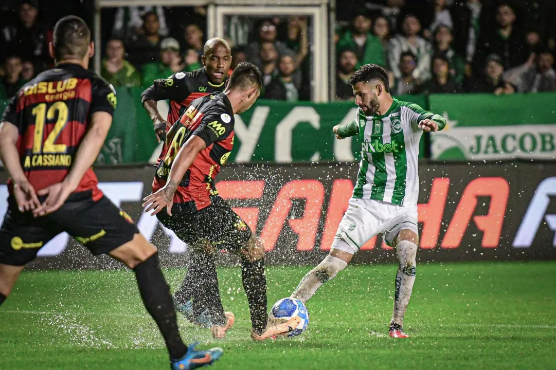 Com campo pesado devido as chuvas  em Caxias do Sul, Juventude e Sport fizeram jogo disputado