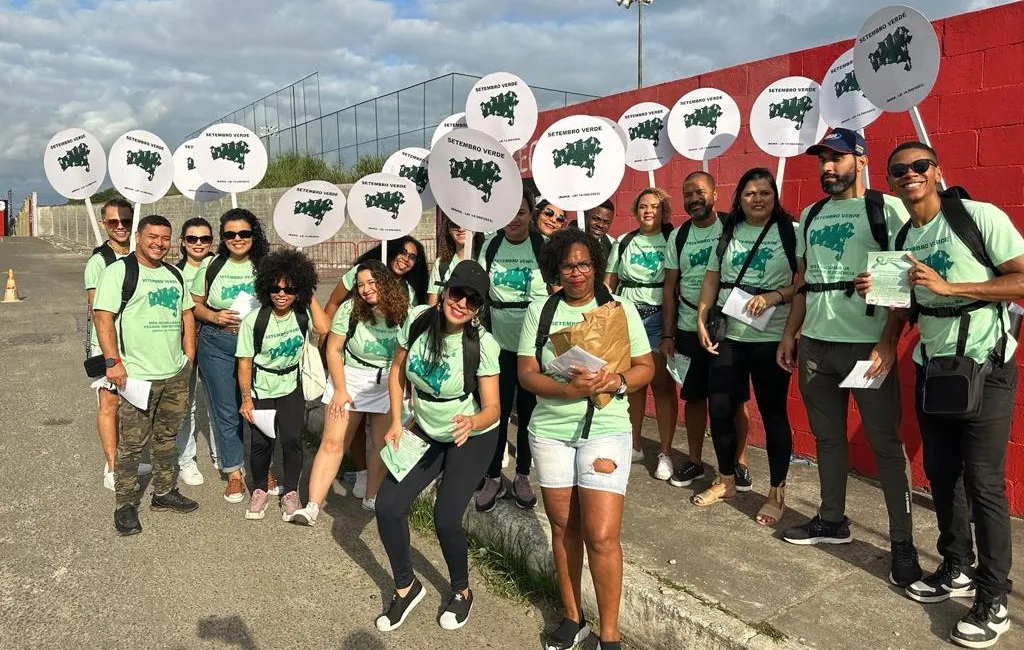 Equipe da Sudesb faz panfletagem chamando atenção do público em estádios para Setembro Verde, mês dedicado à inclusão das pessoas com deficiência