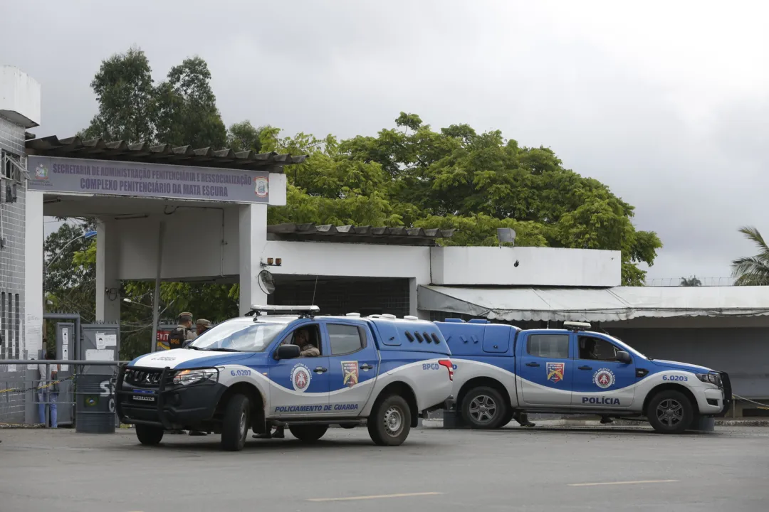 Rebelião na penitenciária Lemos Brito no bairro Mata Escura, deixa cinco mortos e 17 feridos. 

Na foto:  Movimentação de policiais miltiares em frente ao presídio Lemos Brito

Foto: Olga Leiria / Ag. A Tarde

Data: 21/02/2022