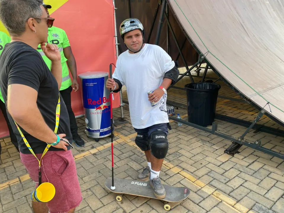 Fernando em seu skate com sua bengala, que o ajuda a realizar as manobras