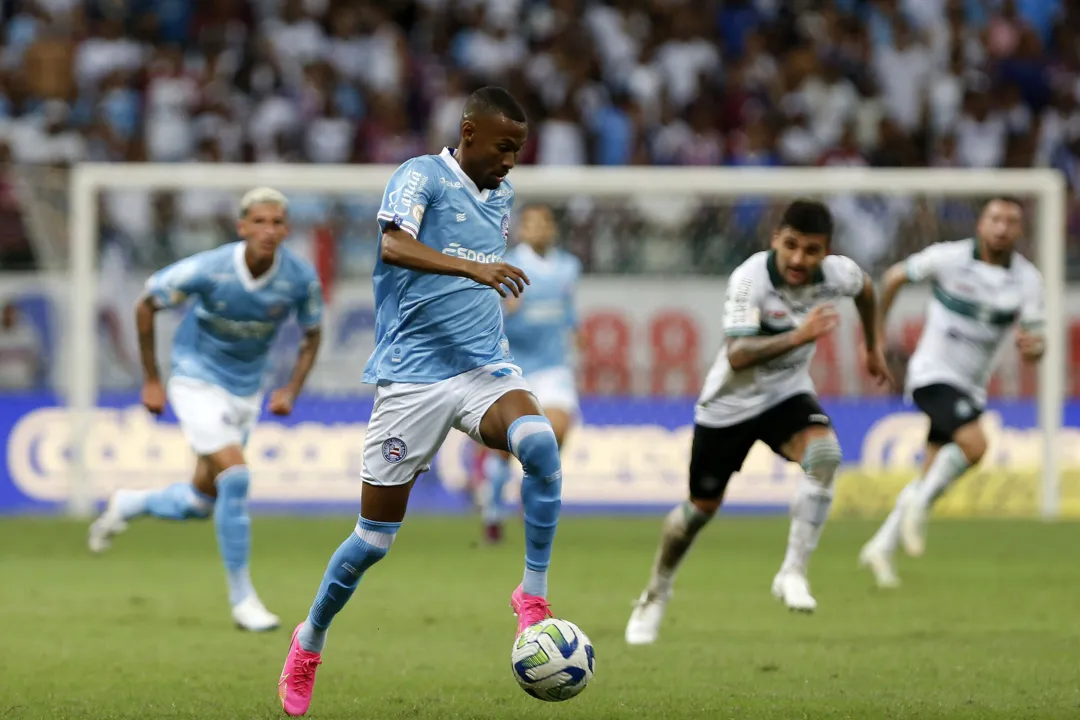 Ademir em ação contra o Coritiba, no primeiro turno do Brasileirão