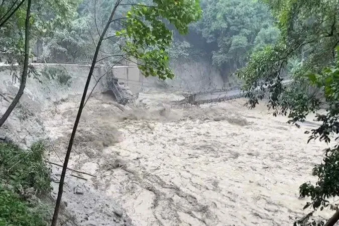 A torrente de água segue em direção ao golfo de Bengala