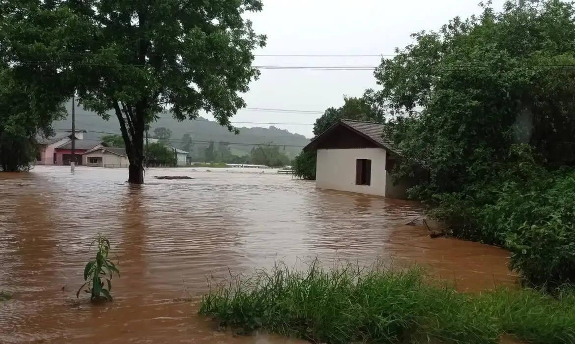 Devido aos eventos climáticos dos últimos dias, a prefeitura de Eldorado do Sul suspendeu as aulas de 11 escolas municipais nesta terça-feira e suspendeu os atendimentos por tempo indeterminado em ao menos cinco unidades de saúde