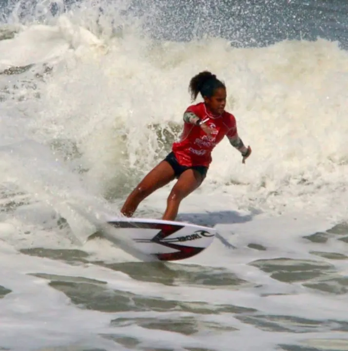 Baiana é campeã do surf de base