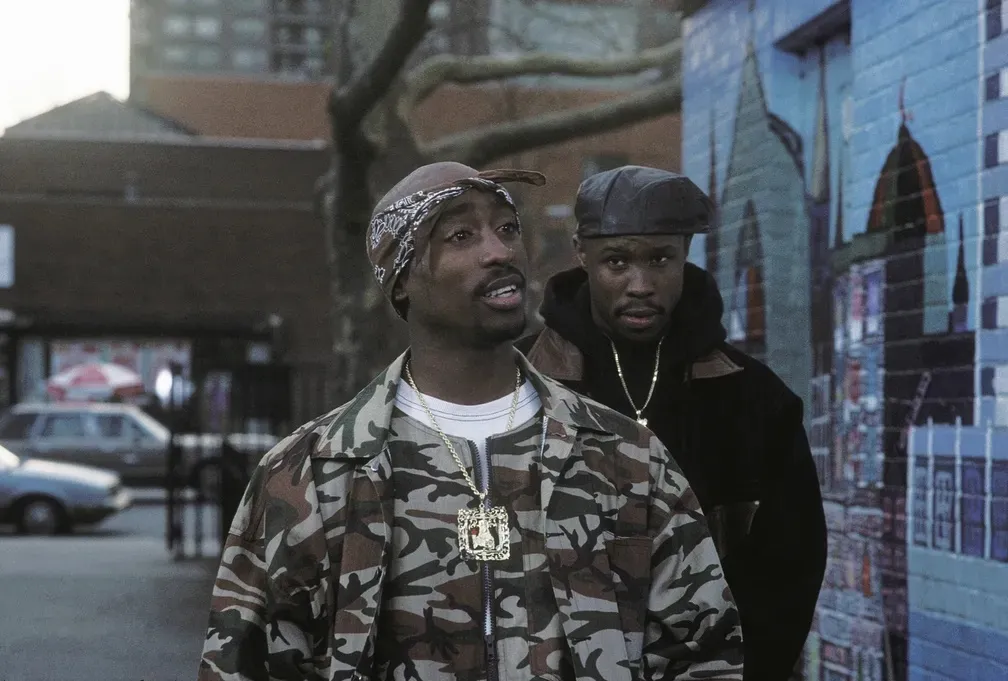 Tupac Shakur e Wood Harris em cena de 'O lance do crime'