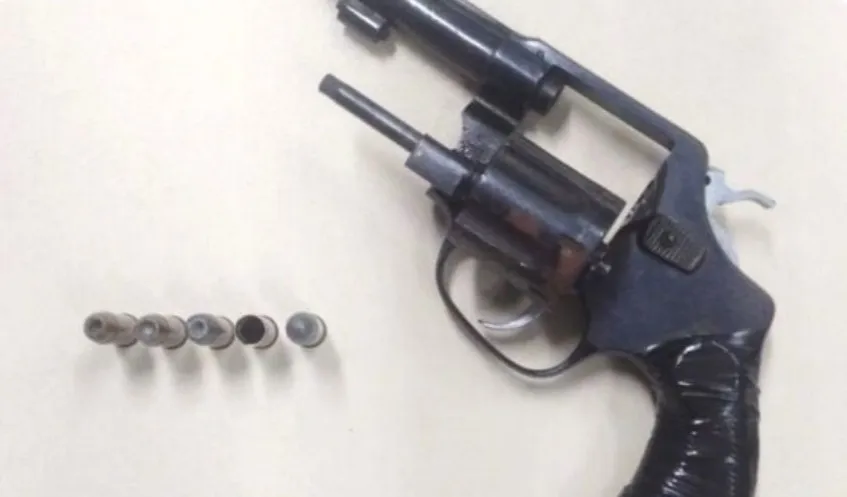Com o criminoso, foi encontrado um revólver calibre .32 com cinco cartuchos