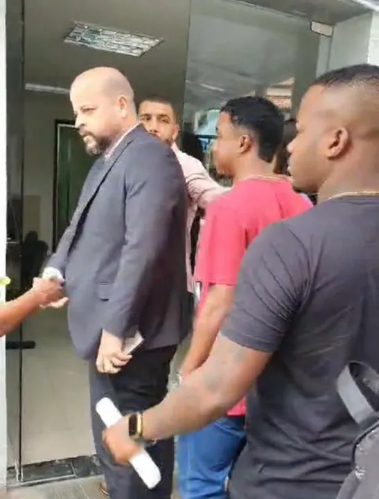 Momento em que os suspeitos chegam na delegacia