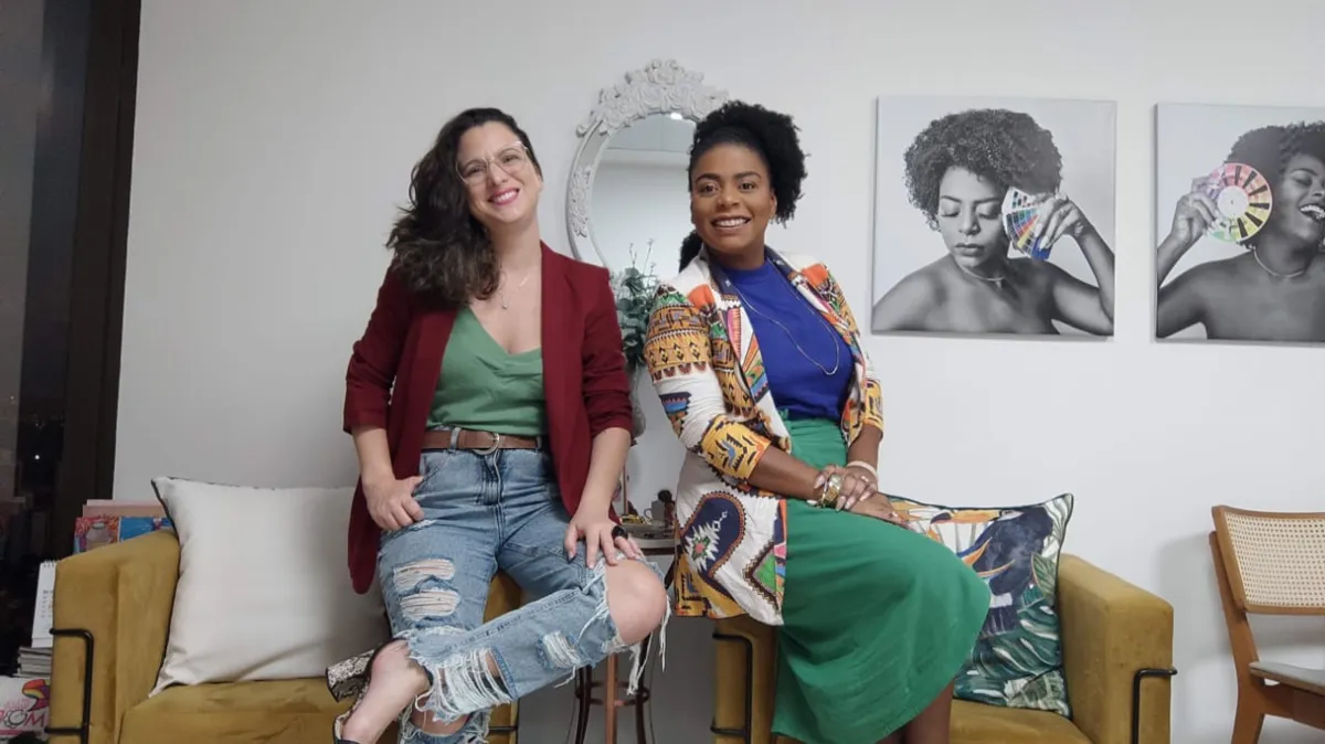 Cáren Cruz é anfitriã do evento e palestra junto com Claudia Cardozo