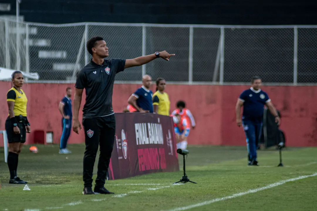 Técnico do Vitória durante primeiro jogo da final do Baianão feminino