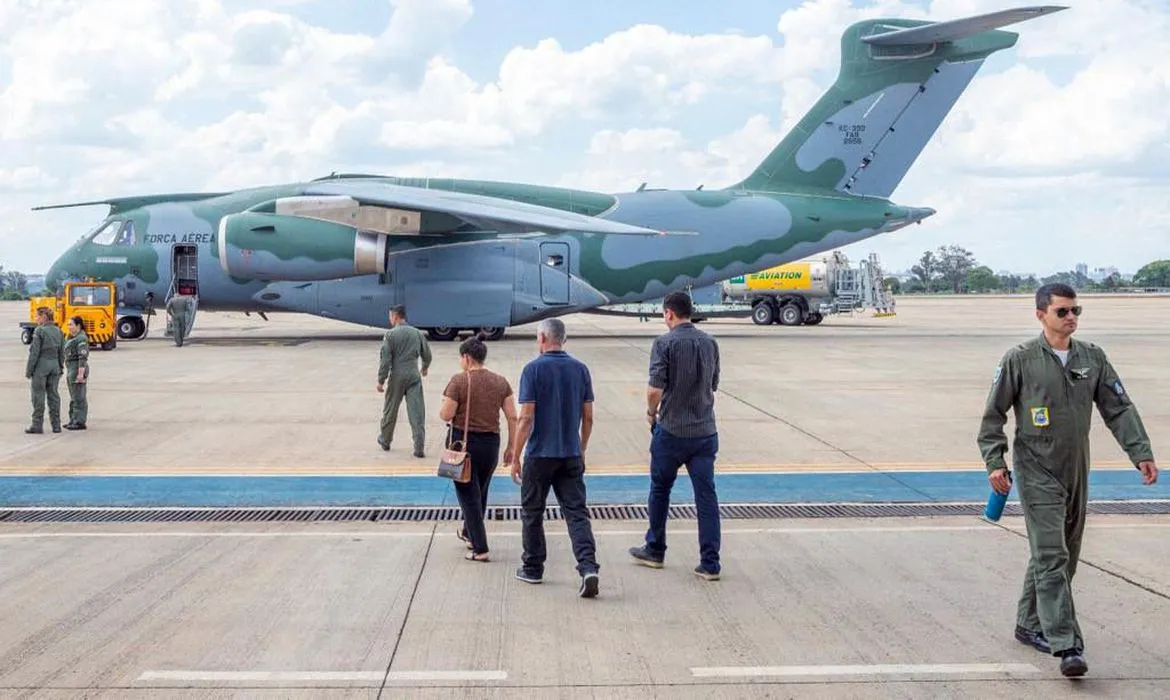 O avião segue agora para a Base Aérea de São Paulo, em Guarulhos