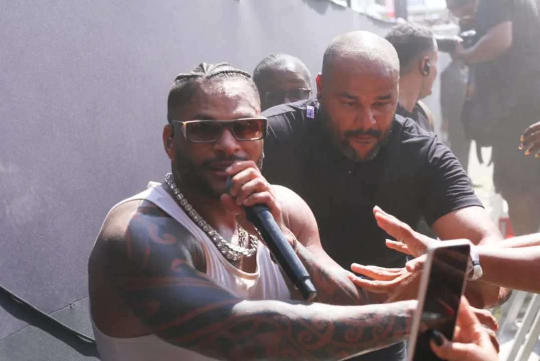 A apresentação de Tony Salles aconteceu às 13h, debaixo de muito sol, que não foi capaz de espantar milhares de fãs