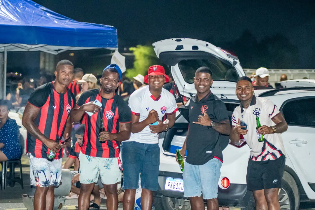 Paredão ligado, churrasco e cerveja é a combinação de todo jogo no Barradão