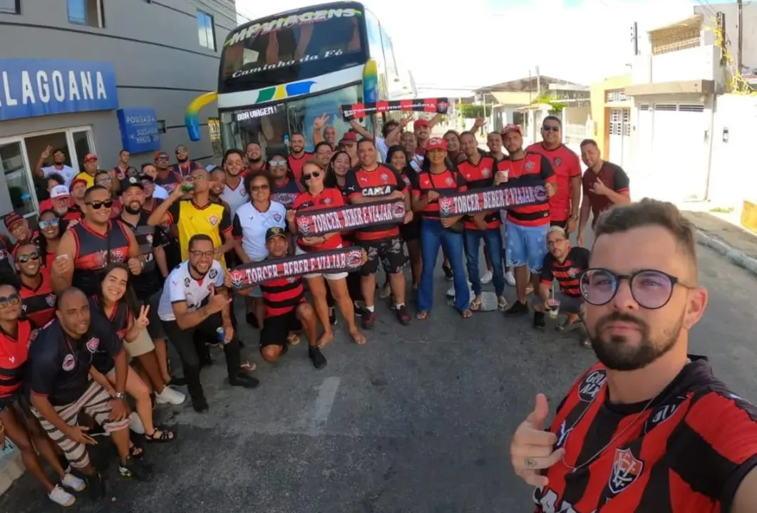 Torcedores do Vitória posam para foto em uma das caravanas para acompanhar a equipe