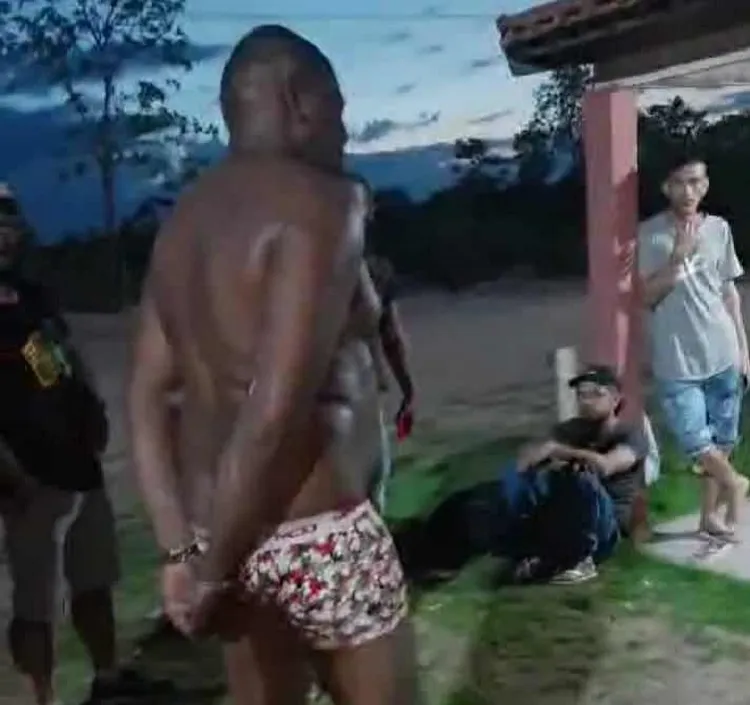 Trabalhador ainda algemado após ser agredido por seguranças de fazenda