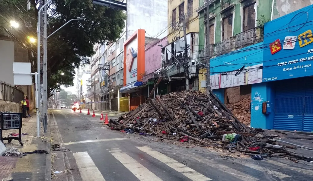 Imagem ilustrativa da imagem Trânsito segue interditado na Avenida Sete após incêndio em casarão