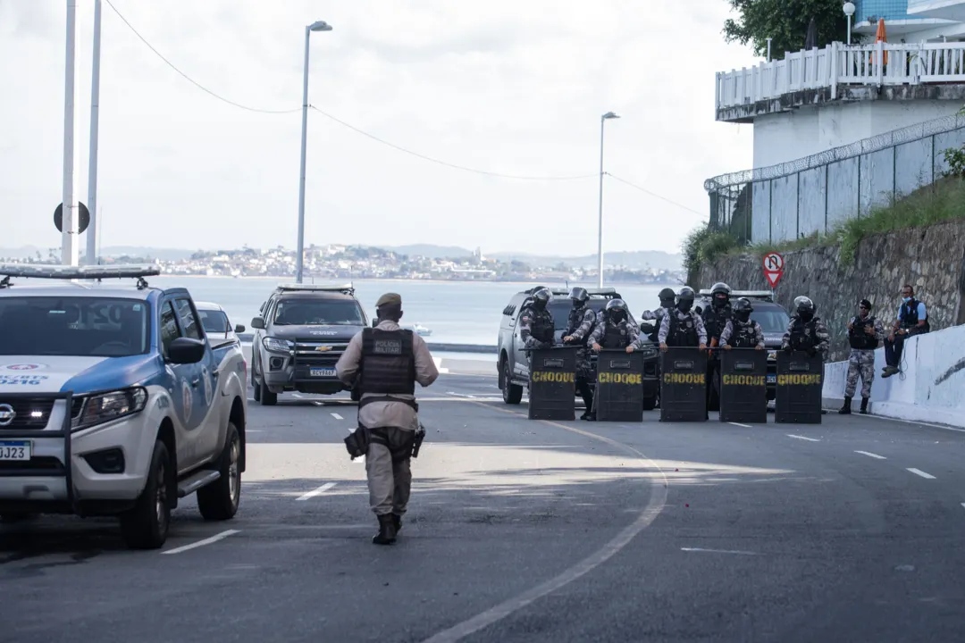 No dia das mortes, houve protesto na Gamboa e a Av. Contorno foi fechada