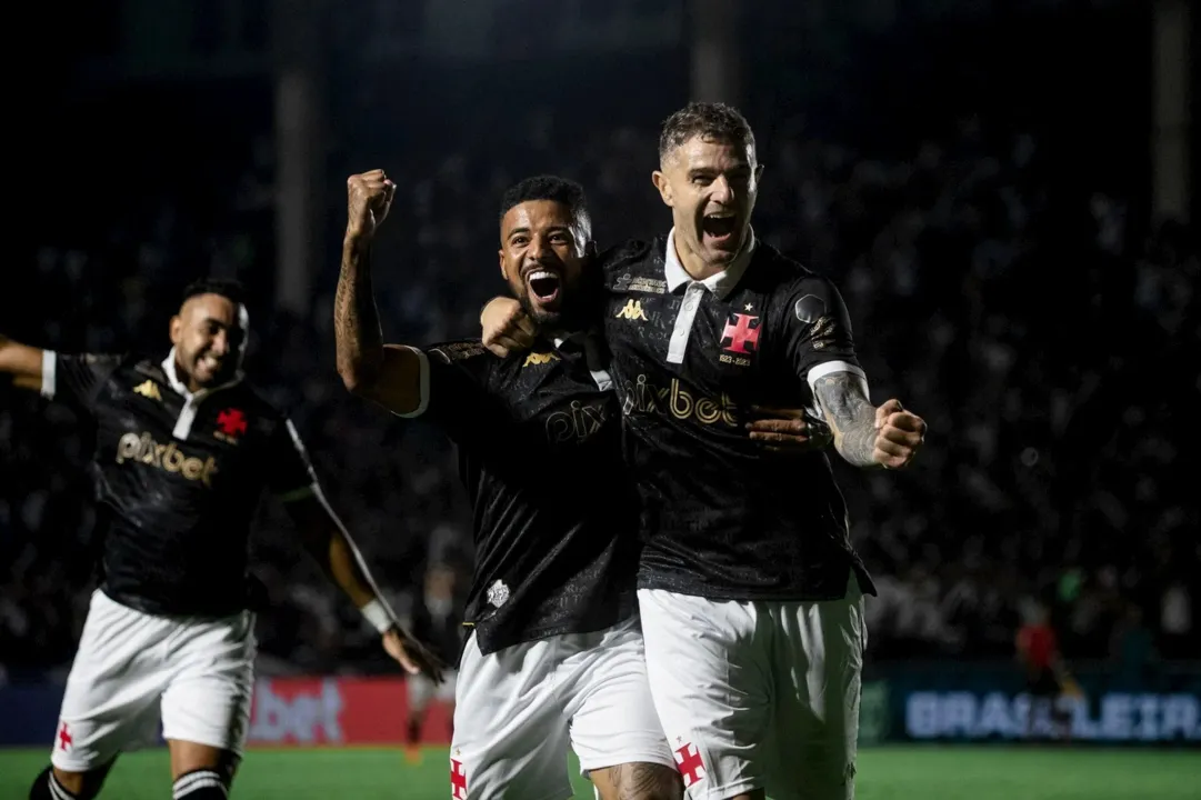 Jogadores comemoram vitória diante do Coritiba