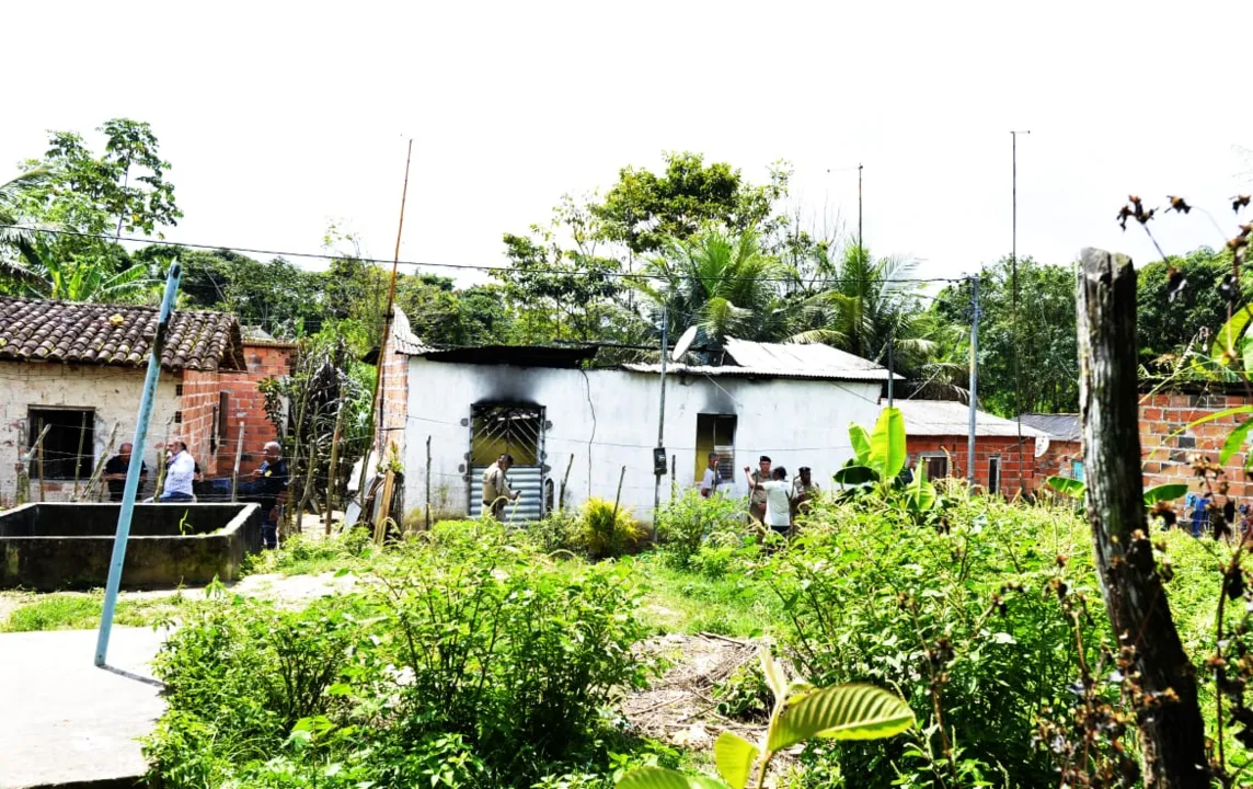 Casa que foi incendiada e sete corpos foram encontrados