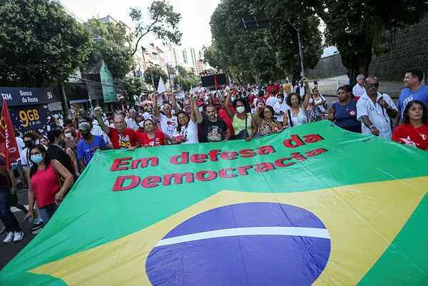 Manifestantes em defesa da Democracia no Centro de Salvador