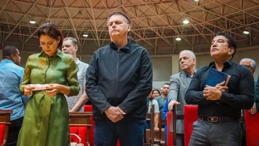 Michelle e Bolsonaro estiveram ao lado de aliados