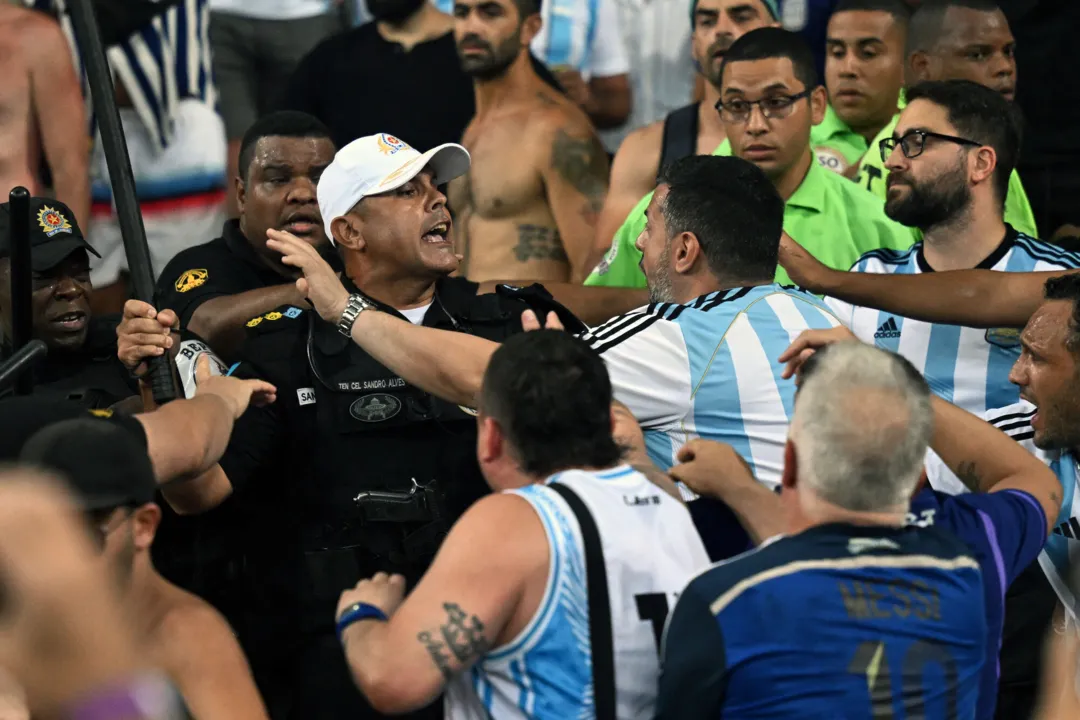 Torcedores brigam antes de jogo entre Brasil e Argentina