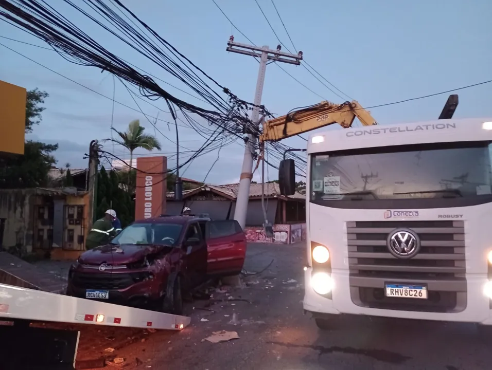 Carro batido já foi retirado pela Transalvador