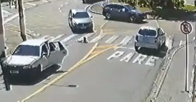 Carro onde a menina estava não percebeu no primeiro momento que ela havia caído