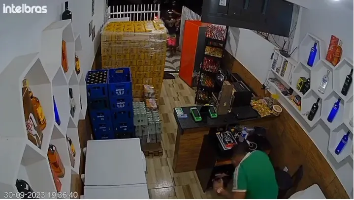 Na troca de tiros o suspeito fugiu do local e o vendedor foi atingido