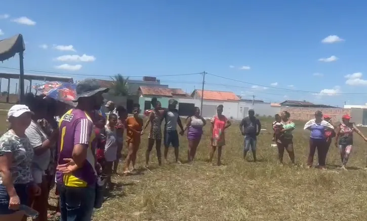 O grupo realizou a manifestação no loteamento Nanuque, em uma das áreas que está prevista para ser vendida,