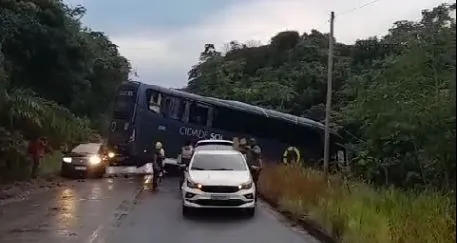 Imagem ilustrativa da imagem Vídeo: motorista perde controle e ônibus fica atravessado na estrada