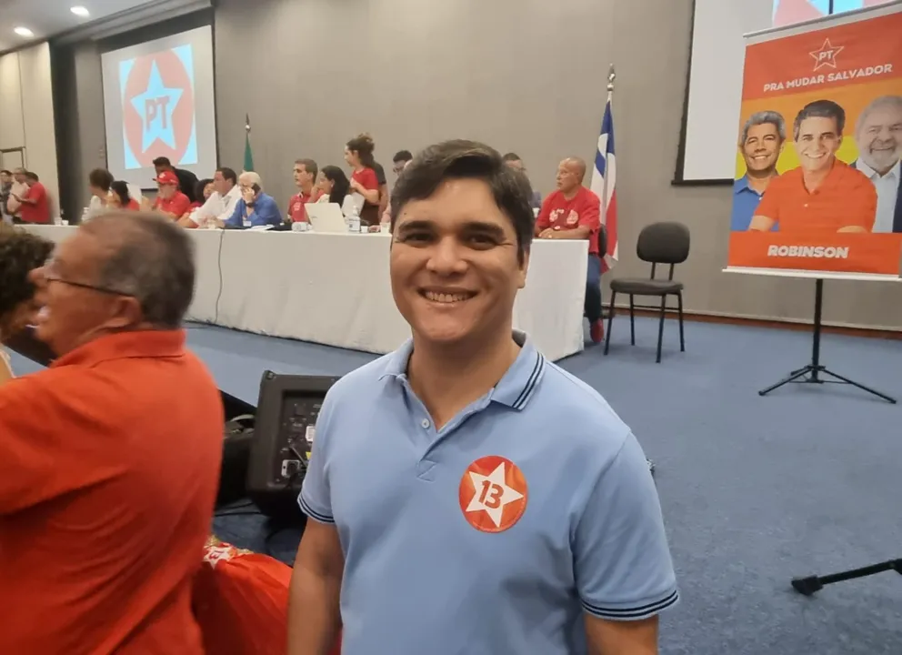 Deputado do PV esteve presente na plenária do PT e usou adesivo em referência a uma candidatura petista