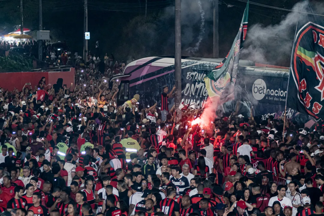 Torcedores do Vitória na partida diante do Tombense