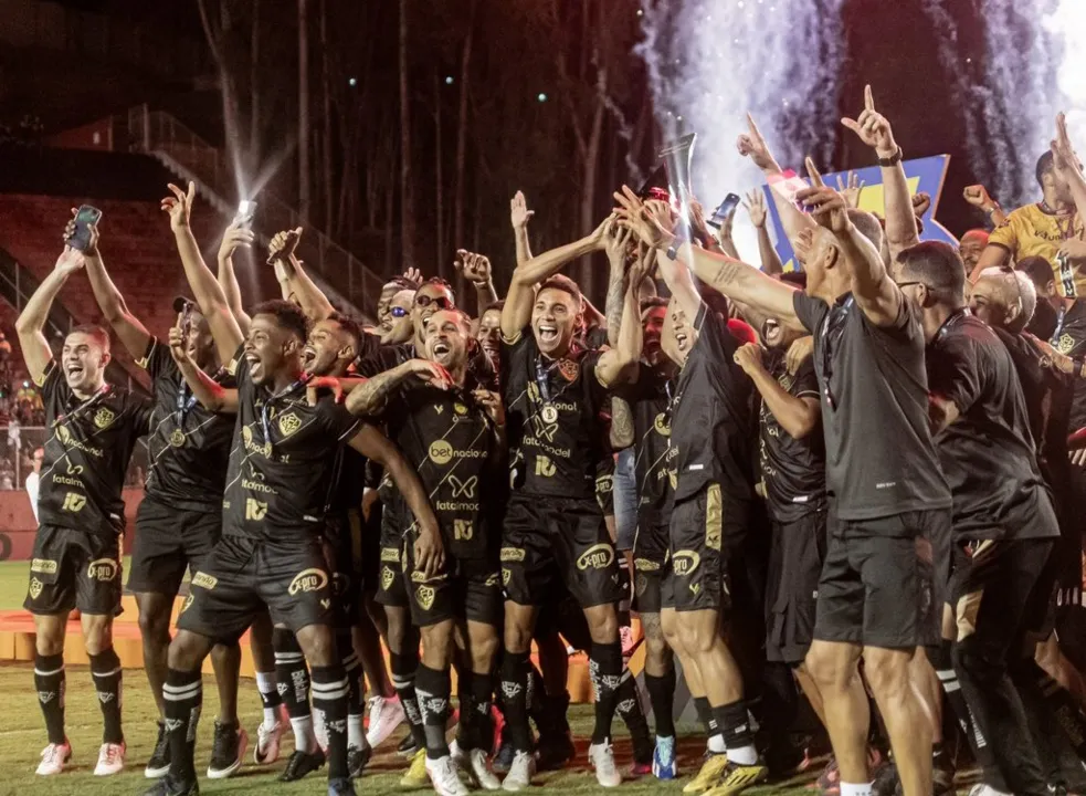 Jogadores do Vitória levantando taça da Série B