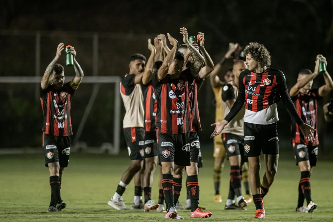 Jogadores do Vitória ao fim do jogo contra o Vila Nova