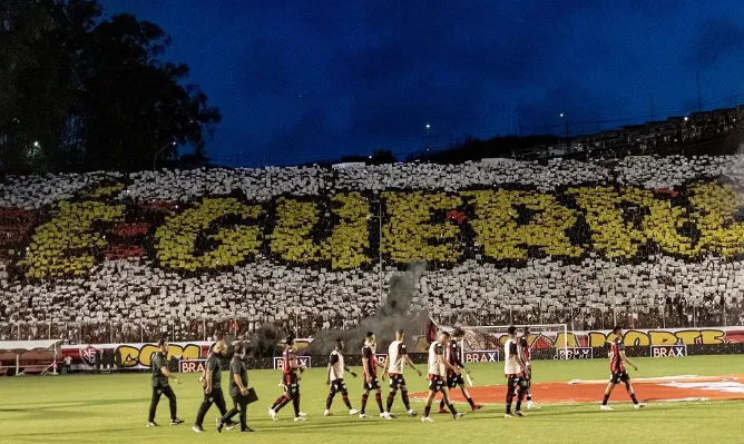 Imagem ilustrativa da imagem Vitória chega a 99,9% de chance de acesso após empate