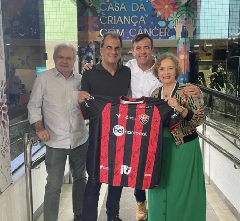 A camisa com autógrafos estará disponível para leilão durante a 3ª edição da Feijoada do Amor