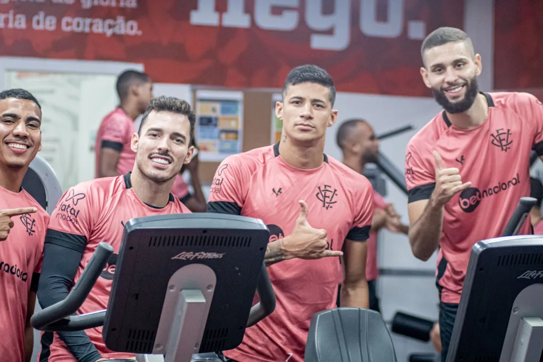 Jogadores do Vitória na academia do clube