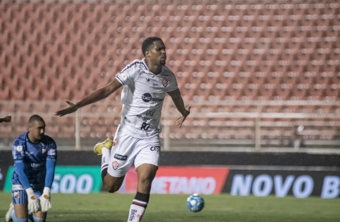 Yuri Castilho sai para o abraço depois de marcar o gol contra o Ituano na última partida