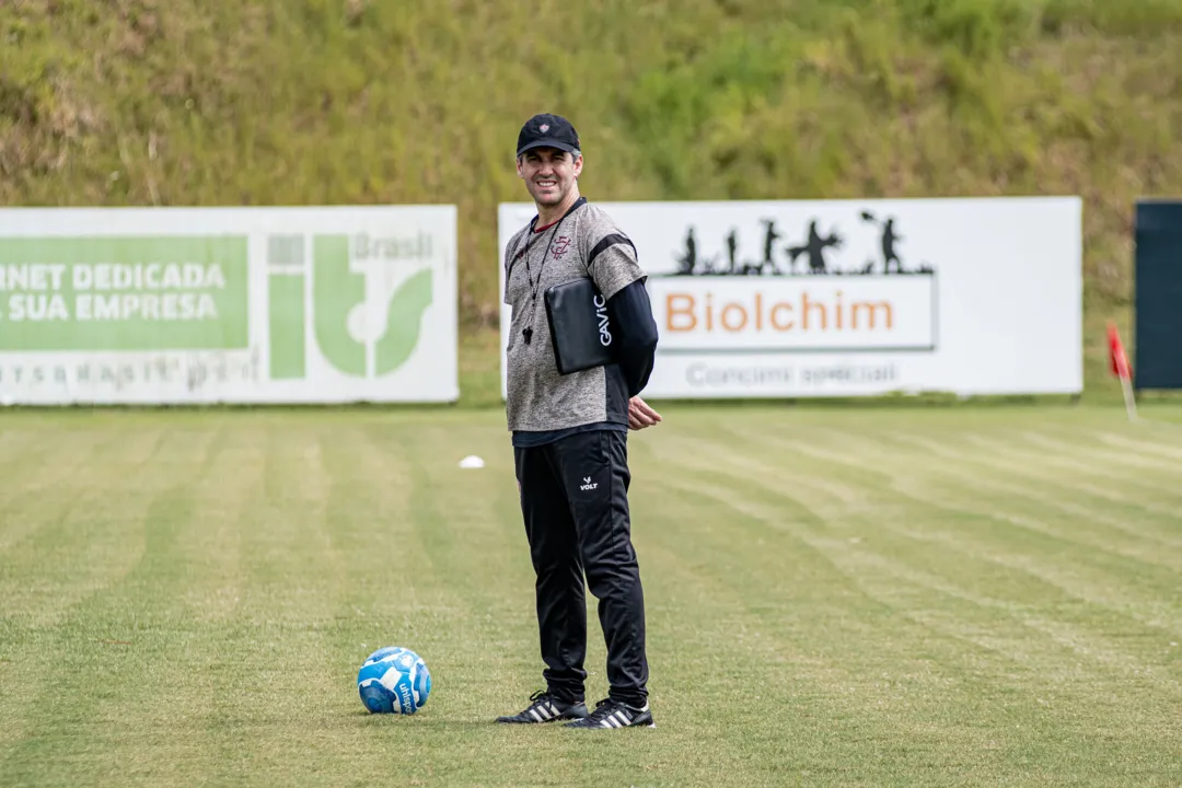 Léo Condé em treino do Vitória nesta sexta-feira