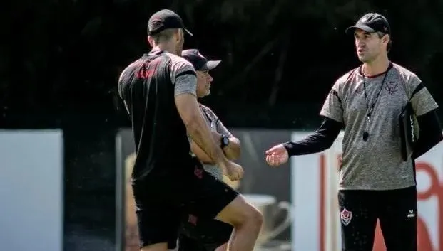 Léo Condé comanda treino com equipe mista