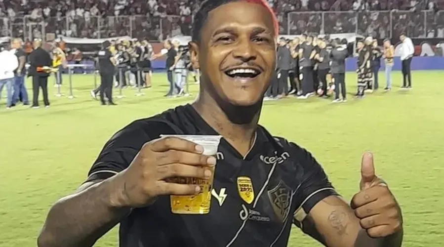 Ainda uniformizado, Rodrigo Andrade começou a beber no gramado do Barradão