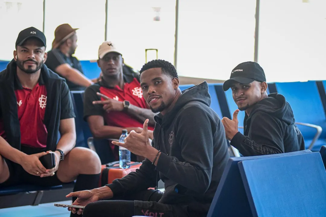 Jogadores do Vitória no embarque rumo ao sul do país, antes da partida