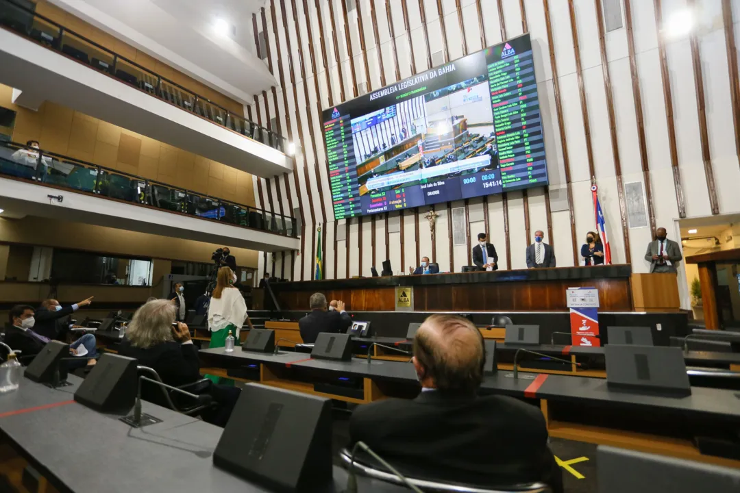 Sessão Extraordinária Presencial/Virtual
A Assembleia Legislativa da Bahia - ALBA aprovou em primeiro e segundo turnos, em sessão extraordinária mista (remota e presencial), na tarde desta quarta-feira (22.12), Projeto de Emenda à Constituição (PEC) acabando com o pagamento de subsídio extra aos deputados para comparecimento por convocação extraordinária. A PEC de autoria do deputado Vitor Bonfim (PDT) teve a assinatura de mais 32 parlamentares, de governo e oposição, e foi aprovada por unanimidade.

Na sessão foram aprovados o Orçamento do estado para 2022 (em segundo turno), os Projetos de Lei do reajuste geral entre 4 e 22% para os servidores públicos estaduais, com reajustes diferenciados para algumas categorias, dentre elas professores, policiais e servidores da saúde, todos oriundos do Poder Executivo, além do reajuste de 4% nos subsídios do governador, vice-governador e secretários de Estado.

Também foram aprovados outros Projetos de Lei do Executivo regulamentando o Programa de Revalidação dos Diplomas de médicos formados no exterior (Revalida); fazendo modificações no ICMS, para evitar perda de receita; um ajuste de 4% na tabela do Planserv; e cerca de uma centena de Projetos de Lei de autoria de deputados, entre os quais títulos de Utilidade Pública e concessão de Comendas, estes em primeiro e segundo turnos.

 

22.12.2021

 

Foto: Sandra Travassos/ALBA